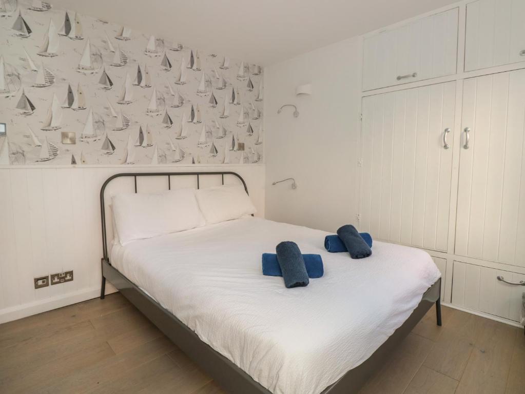 Cobalt Cottage room 1