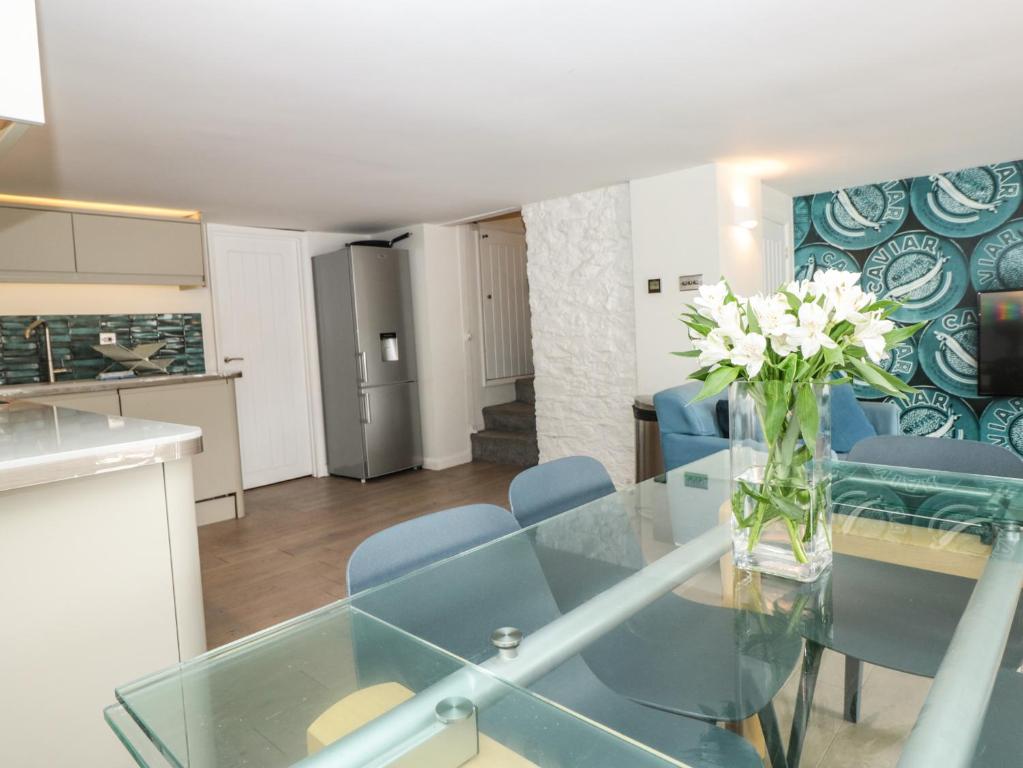 Cobalt Cottage room 4