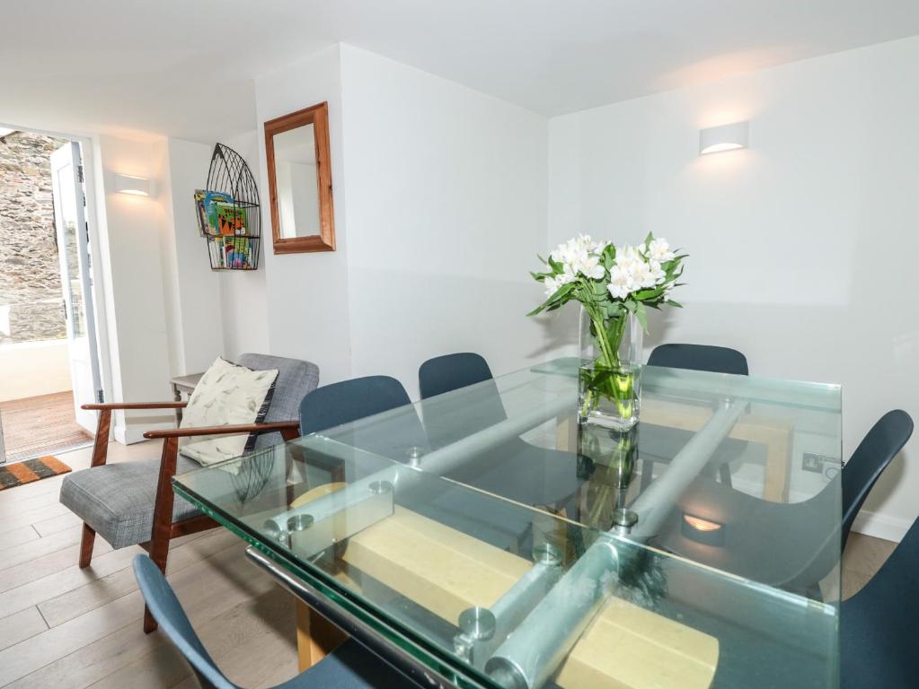 Cobalt Cottage room 5